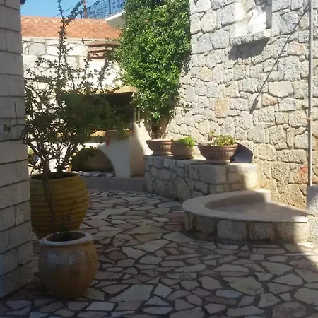 Appartamento Leonidas' With Sea View