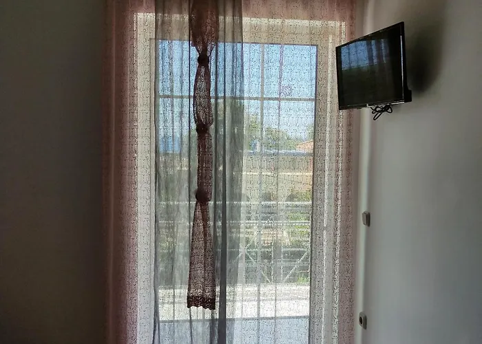 Leonidas 's With Sea View Apartment