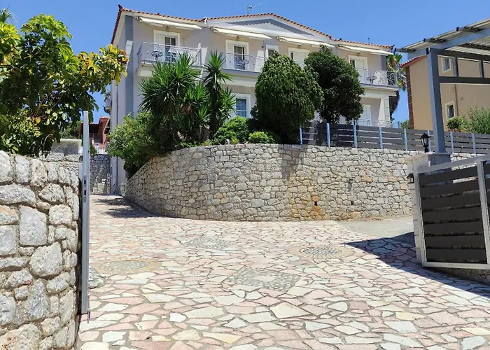 Leonidas 's With Sea View Apartment *
